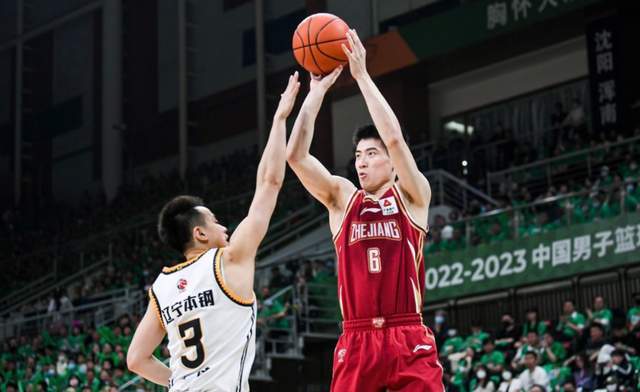 砍27分+7记三分！国手后卫打法堪比CBA小外援，率队掀翻卫冕冠军
